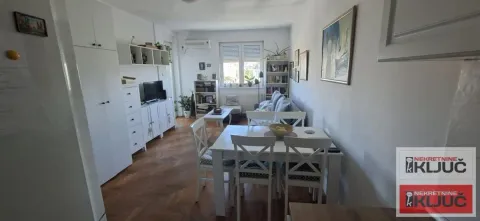 Dnevna soba sa trpezarijom i garniturom za sedenje. - image 3