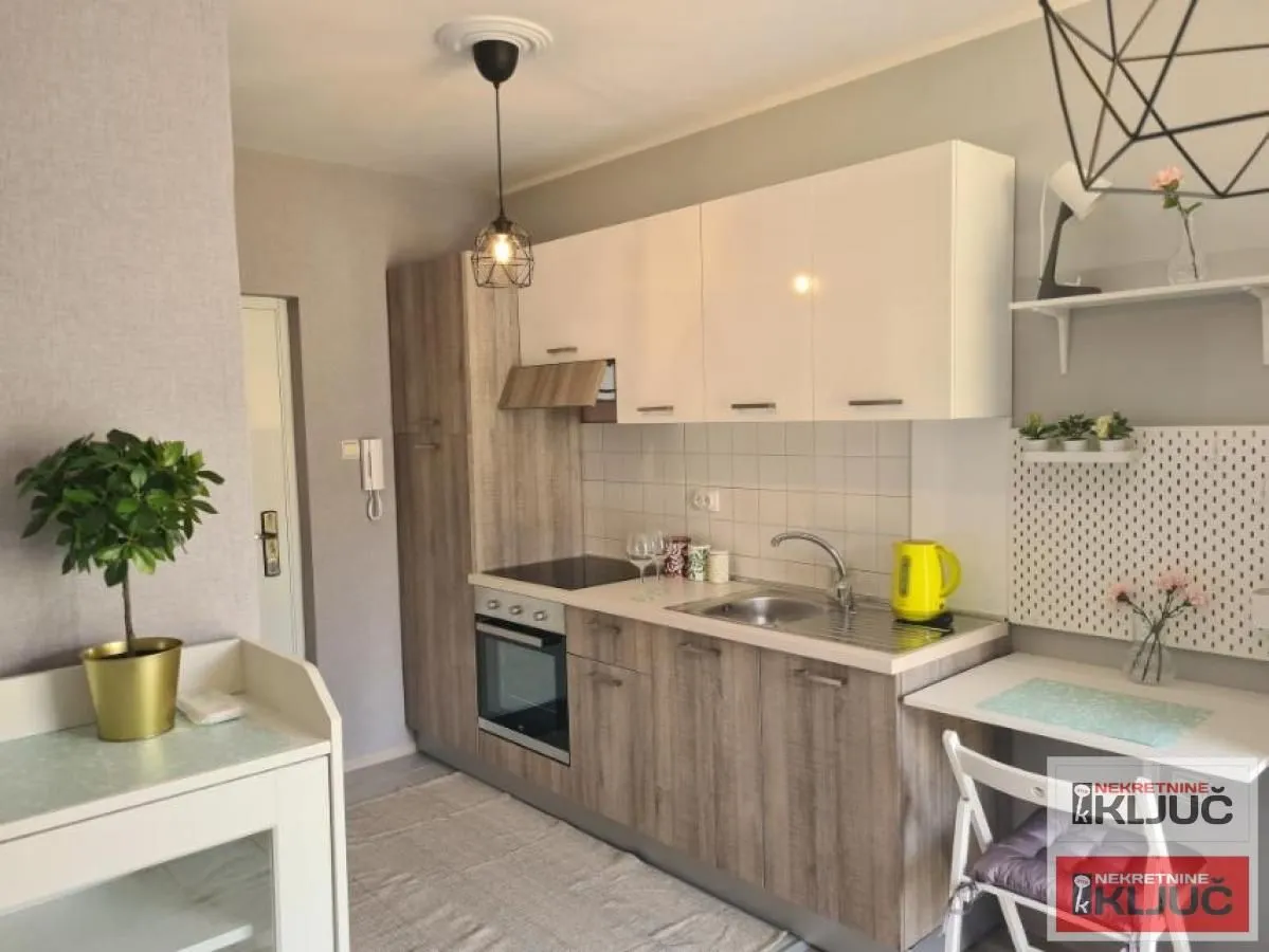 Izdavanje, garsonjera, 21m², Centar, Novi Sad