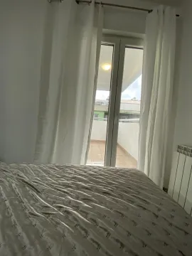 Spavaća soba sa bračnim krevetom i izlazom na terasu. - image 6