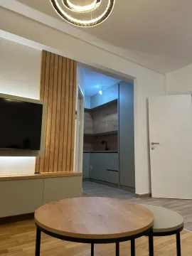 Dnevni boravak sa televizorom i pogledom na kuhinju. - image 8