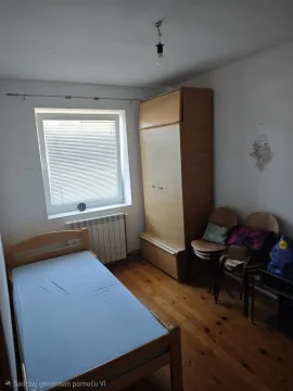 Manja spavaća soba sa krevetom, ormarom i prozorom. - image 11