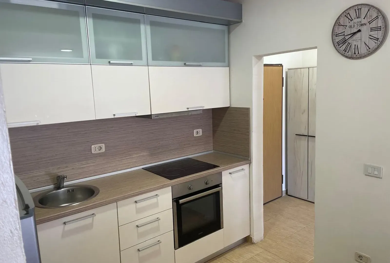 Izdavanje, jednosoban stan, 84m², Bonići, Tivat