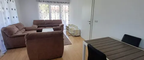 Dnevni boravak sa garniturom i trpezarijskim stolom. - image 13