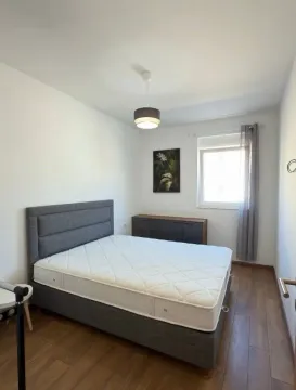 Svjetla spavaća soba sa bračnim krevetom, komodom i prozorom. - image 10