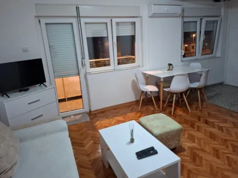 Izdavanje, dvosoban stan, 60m², Dobrota, Kotor - image 2