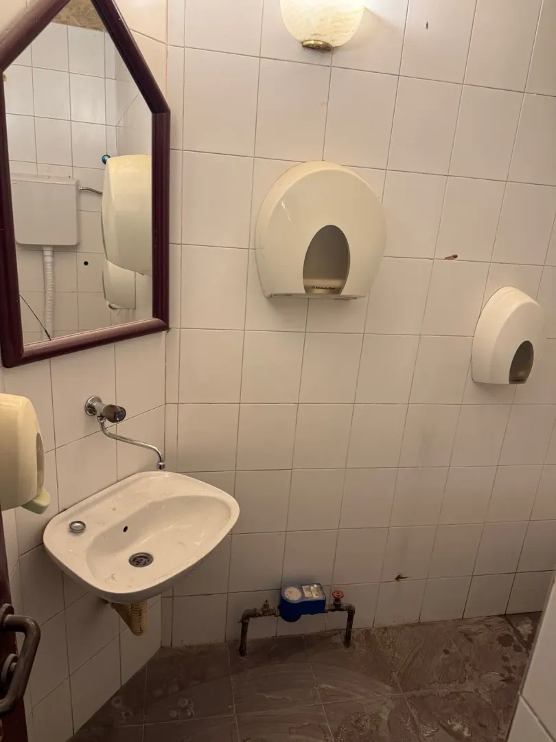 Smaller bathroom with a washbasin and white tiles.