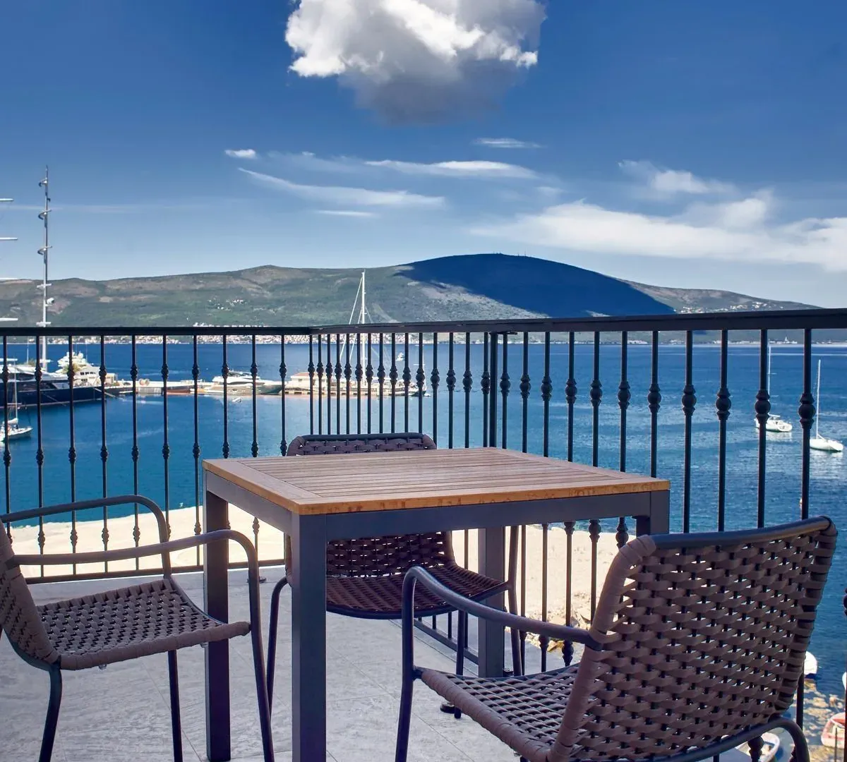 Prodaja, dvosoban stan, 110m², Tivat, Crna Gora