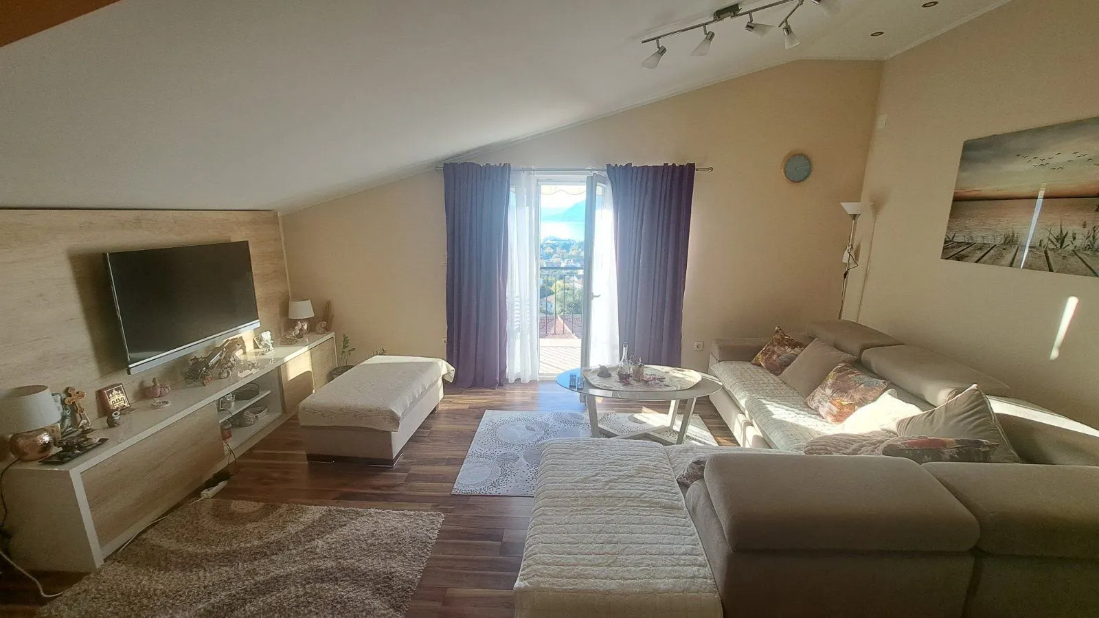 Izdavanje, trosoban stan, 106m², Tivat, Crna Gora