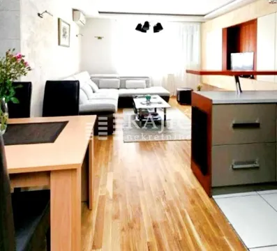 Living room connected with dining area and kitchen. - image 9
