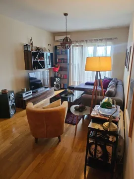 Udobna dnevna soba sa garniturom za sjedenje, televizorom i audio opremom. - image 4