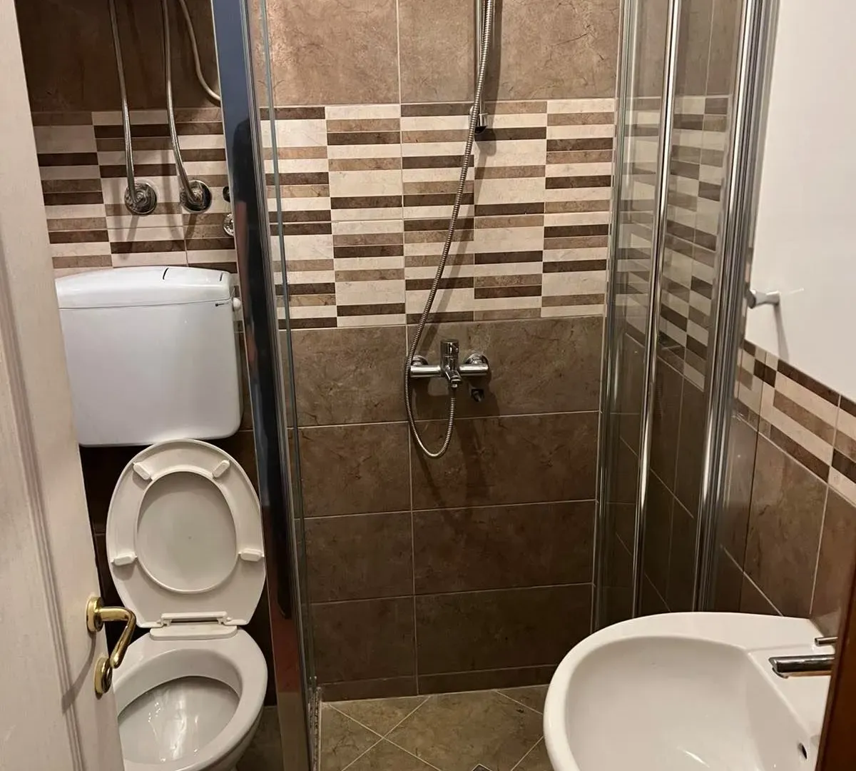 Izdavanje, trosoban stan, 140m², Vranići, Podgorica
