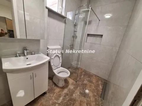 Moderno opremljeno kupatilo sa tuš kabinom i umivaonikom. - image 8