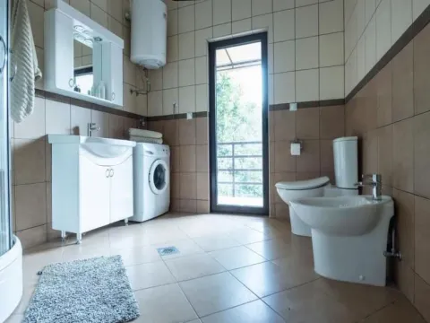 Prodaja, četvorosoban stan, 180m², Kotor, Crna Gora - image 5