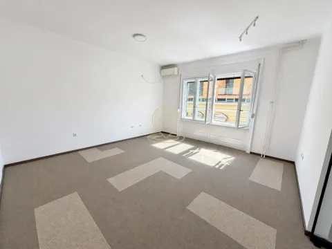 Prazna svetla soba sa tepihom i otvorenim prozorom. - image 3