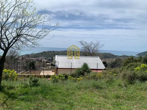 Pogled na kuću sa placem i obližnjim morem. - image 5
