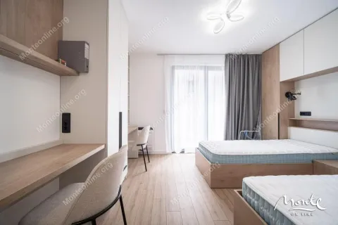 Moderna spavaća soba sa dva kreveta i radnim stolom. - image 10