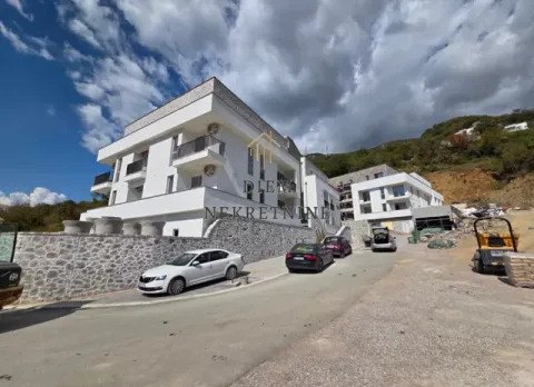 Eksterijer moderne stambene zgrade sa dvorištem i parkingom. - image 6