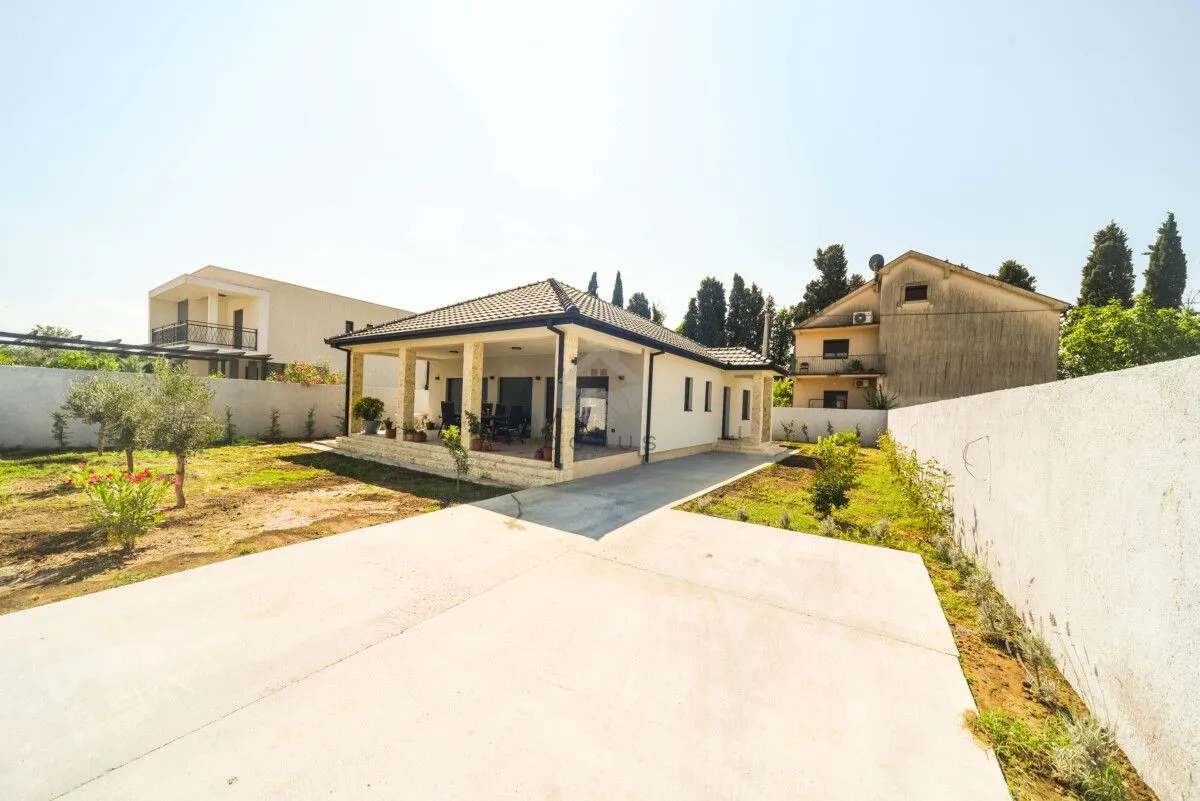 Prodaja, kuća, 130m², Tološi, Podgorica