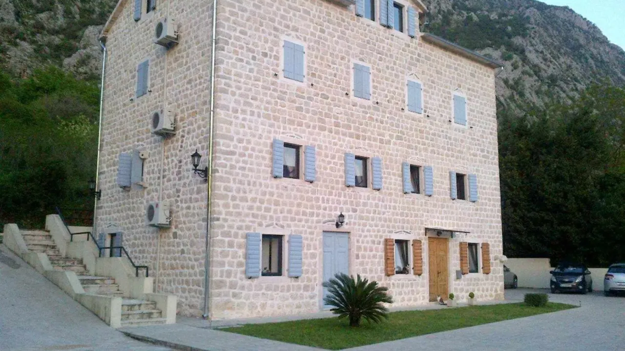 Prodaja, dvosoban stan, 82m², Dobrota, Kotor