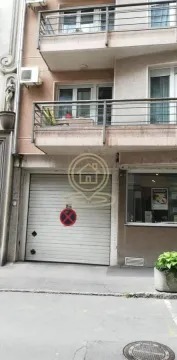 Pogled na spoljašnjost zgrade sa ulazom u garažu i balkonima. - image 19