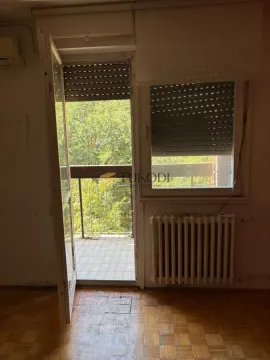Pogled na terasu i zelenilo kroz balkonska vrata. - image 8