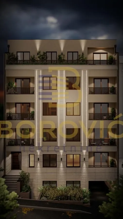 Noćni prikaz fasade moderne stambene zgrade sa terasama i spoljnom rasvetom.