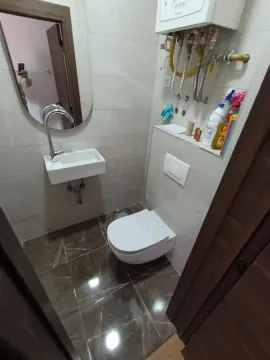 Manje kupatilo sa WC šoljom, umivaonikom i ogledalom. - image 11