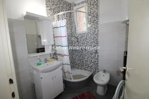 Kupatilo sa tuš kabinom, umivaonikom i bideom. - image 13