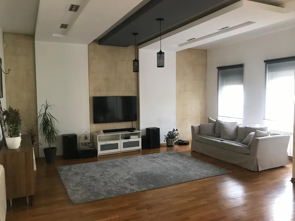 Izdavanje, kuća, 300m², Zemun Sve Podlokacije, Beograd