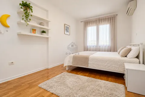 Svjetla spavaća soba sa bračnim krevetom, bijelim namještajem i drvenim podom. - image 26