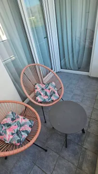 Namještena terasa sa dvije fotelje i stočićem. - image 9