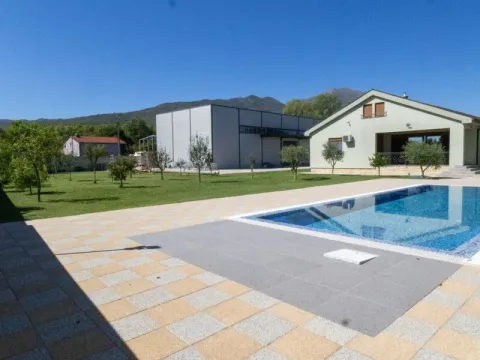 Izdavanje, kuća, 180m², Podgorica, Crna Gora - image 1