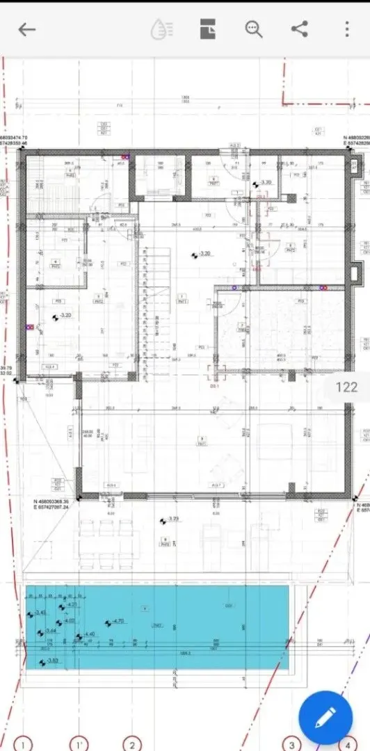 Arhitektonski nacrt i plan sprata nekretnine sa ucrtanim rasporedom prostorija.