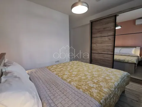 Furnished bedroom with a double bed and a fitted wardrobe with a mirror. - image 11