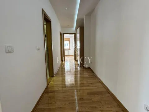 Izdavanje, četvorosoban stan, 140m², Šumice, Beograd - image 14