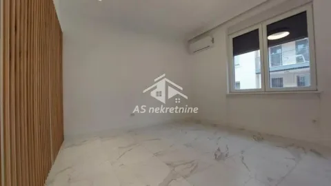 Prazna soba sa svetlim pločicama na podu i drvenim panelima na zidu. - image 5