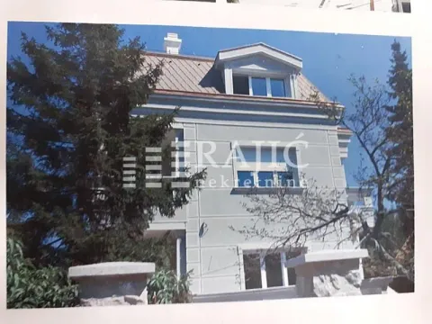 Exterior of a multi-family house with a yard. - image 8