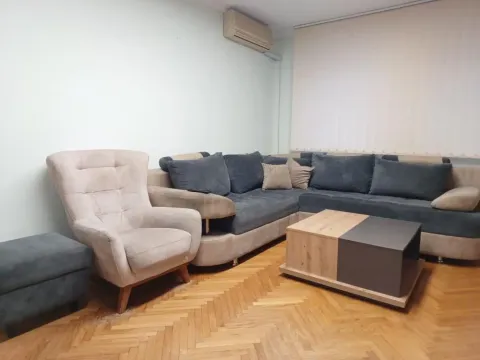 Dnevna soba sa garniturom, foteljom i stočićem. - image 2