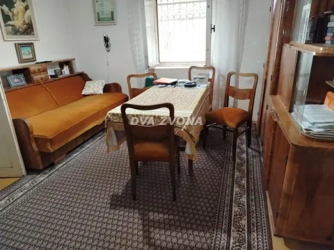 Dnevna soba sa garniturom za sedenje, trpezarijskim stolom i drvenim nameštajem. - image 7