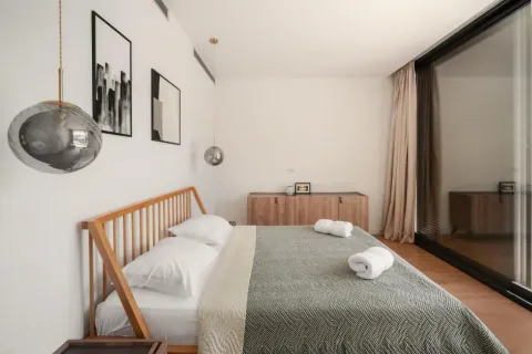 Moderna i svijetla spavaća soba sa bračnim krevetom i izlazom na terasu. - image 11