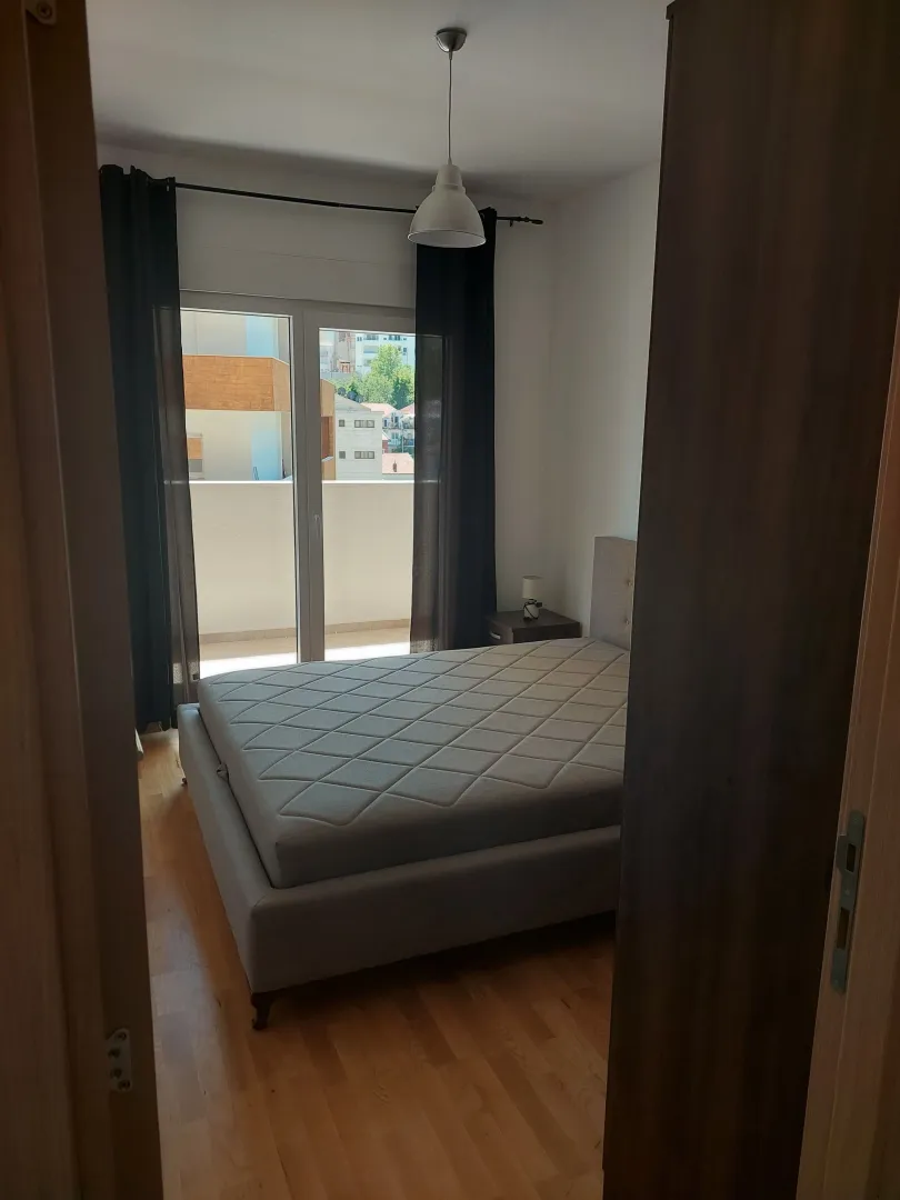 Furnished bedroom with a double bed and access to the terrace.