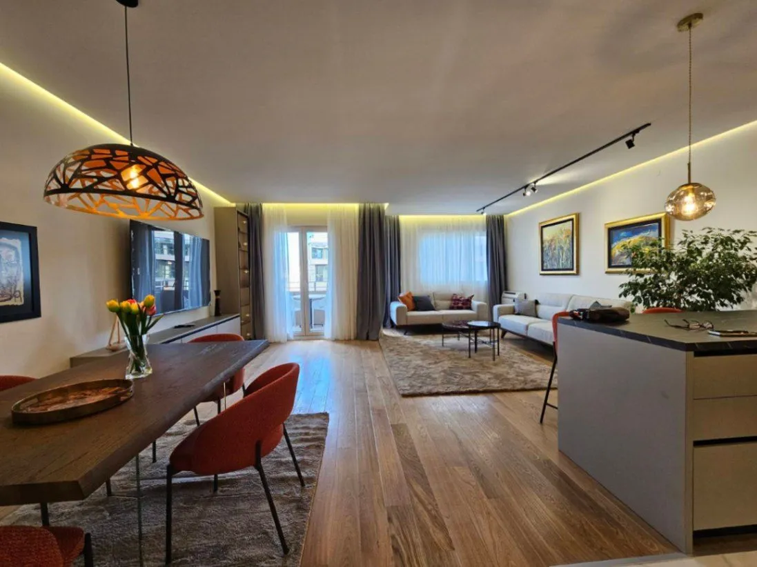 Izdavanje, dvosoban stan, 110m², Central Point, Podgorica