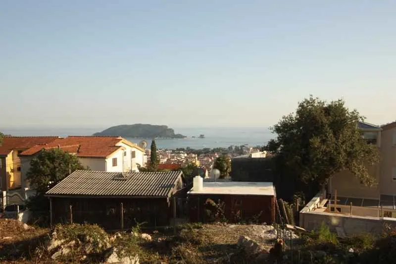 Pogled na more i okolno naselje sa ostrvom u daljini.