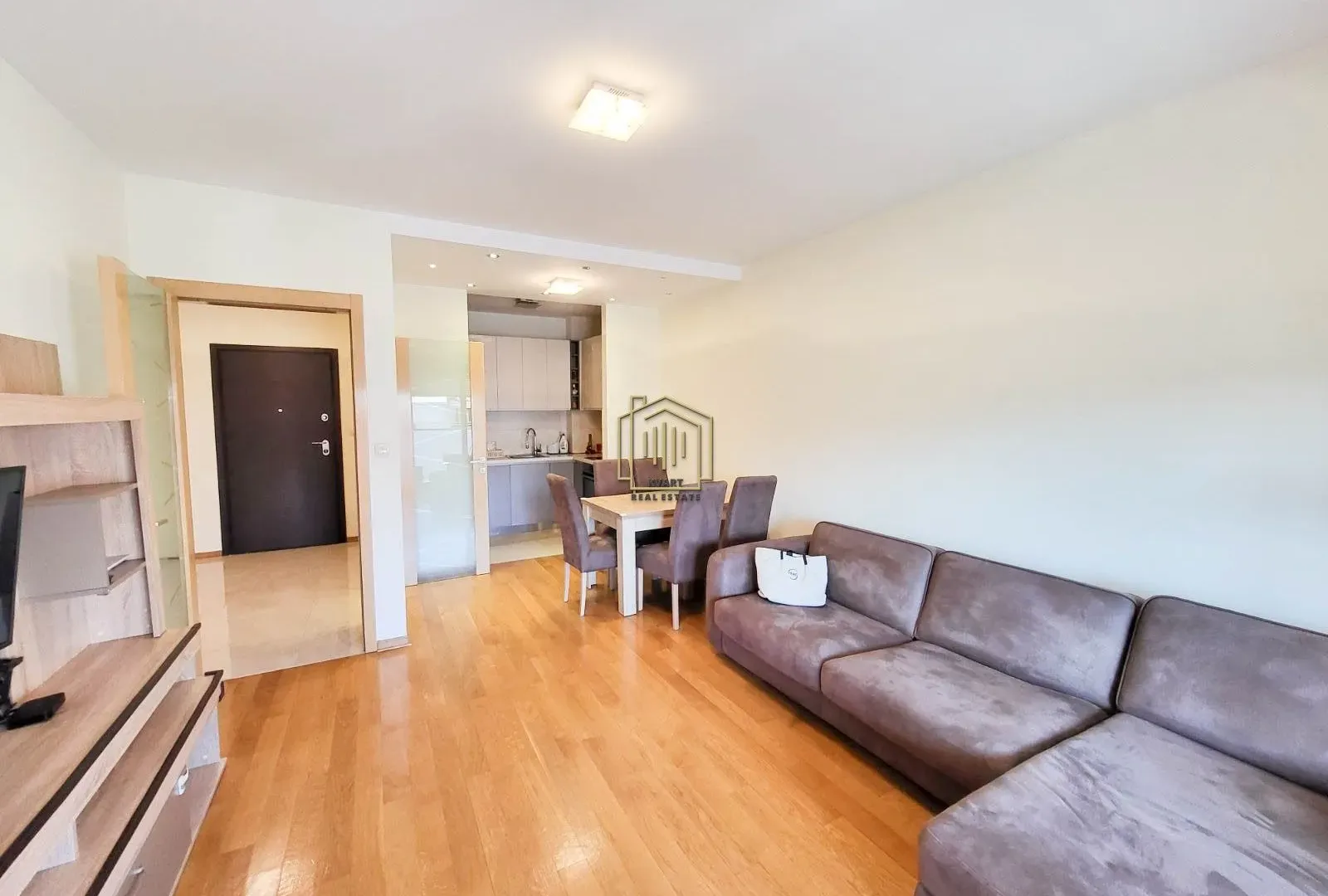 Izdavanje, trosoban stan, 95m², Momišići, Podgorica