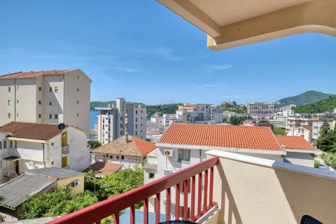 Pogled na grad i more sa terase. - image 9