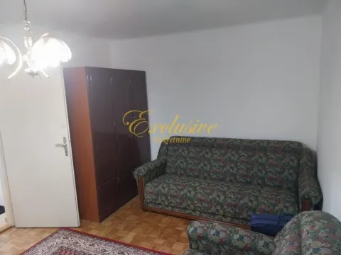 Dnevna soba sa garniturom za sedenje i ormarom. - image 7