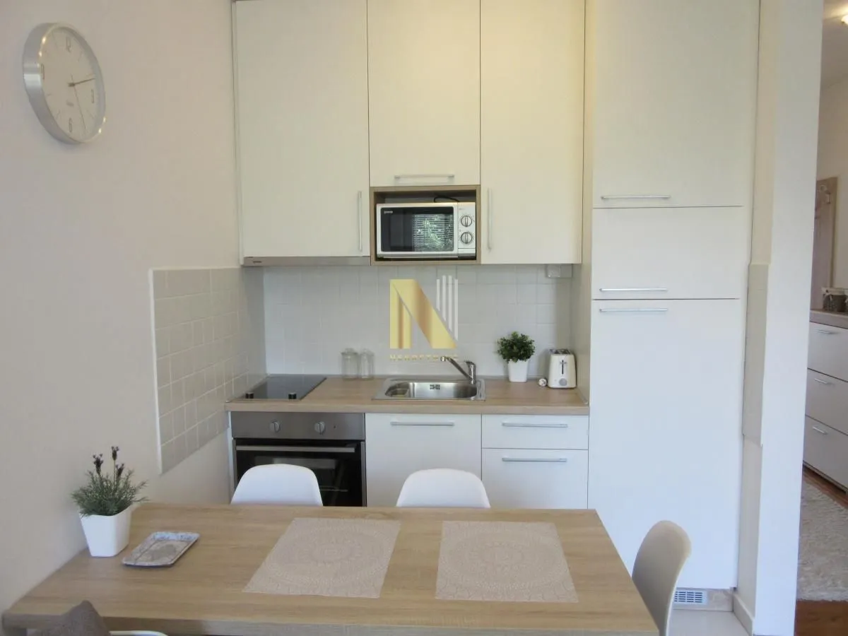 Izdavanje, dvosoban stan, 38m², Novi Sad, Srbija