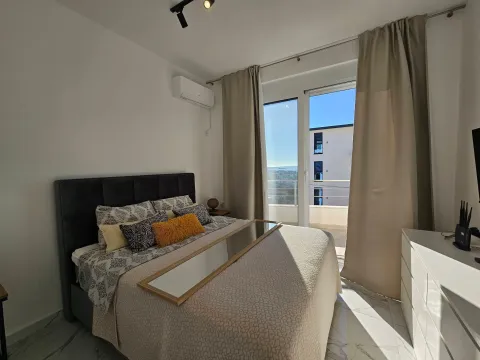 Daily-rent, three bedroom apartment, 180m², Dobra Voda, Budva - image 12