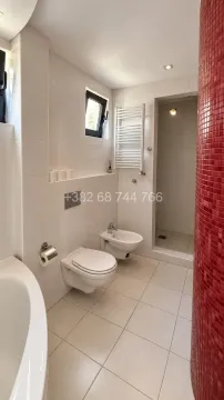 Svijetlo moderno kupatilo sa tuš kabinom, kadom i sanitarijama. - image 7