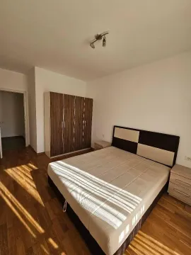 Namještena spavaća soba sa bračnim krevetom i ormarom. - image 6
